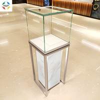 Vitrine de présentation portable robuste pour objets de collection, nouvelle conception, éclairage LED, pieds carrés dorés, base rouge, pour trophées