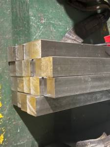 מוט מרובע ממתכת שנקטפה קרה 1018 1020 פלדת פחמן עם סבילות ישרות - Product Image 1