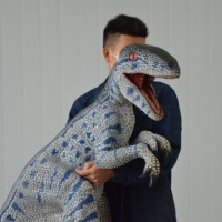 Marionnette de dinosaure Velociraptor réaliste en métal, contrôlée à la main, grande taille, pour cadeaux d'anniversaire, garderies, aéroports, centres commerciaux