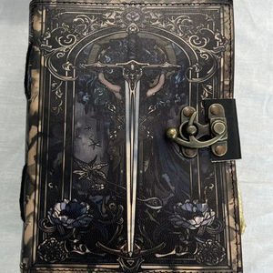 Journal Grimoire en Cuir Vintage Fait Main avec Papier à Bordures Irrégulières Livre des Ombres Journal à Lignes Livre de Sorts Cadeau de Sorcière - Product Image 1