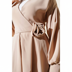 Tunique plissée 2 pièces beige avec accessoire rose - Product Image 1