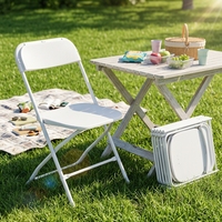 Chaise pliante en plastique blanche portable et imperméable avec pieds en caoutchouc antidérapants pour événements intérieurs et extérieurs, siège empilable