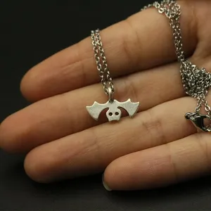 Ciondolo a Forma di Pipistrello per Donne, Piccola Collana con Animale di Halloween, Gioiello a Forma di Pipistrello, Grazioso Amuleto Spettrale, Dolce Regalo per Lei - Product Image 2