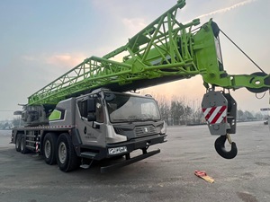 Camion grue Zoomlion 70 tonnes haute performance, homologué EPA, transmission fluide et pompe durable avec forte capacité de levage - Product Image 2