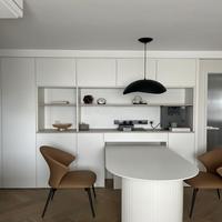 Meuble de rangement banquette à fermeture silencieuse et bords arrondis, design personnalisé pour un espace repas familial adapté aux enfants