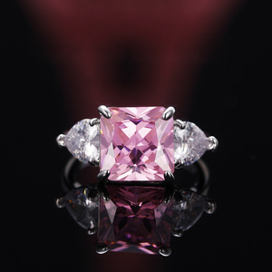 Anello F1415 in moissanite con taglio princess, anello di fidanzamento classico a tre pietre per donna, montatura a griffe, design geometrico - Product Image 1