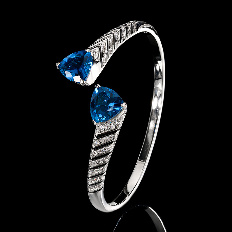 Blue pointed crystal bracelet
