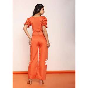 Ensemble pantalon et haut à découpes florales Rust pour femme, ensemble coordonné élégant, tenue deux pièces avec une coupe flatteuse, look tendance, confortable à porter - Product Image 2