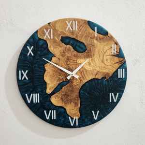 Elegante Reloj de Pared de Resina y Madera, Contemporáneo, Hecho a Mano, Duradero, Elegante y Funcional, Perfecto para Sala de Estar o Dormitorio - Product Image 1