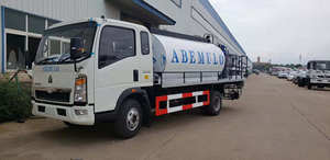 Camion distributeur d'asphalte compact 6CBM avec réservoir en acier au carbone et pompe de pulvérisation pour le traitement routier au bitume émulsifié - Product Image 3