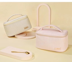 Bolsa de Almacenamiento de Cosméticos Impermeable de Doble Capa para Mujer, Grande y Portátil, con Diseño de Separación en Seco y Húmedo - Product Image 1