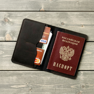 Artha - Porta Pasaportes y Tarjetero de Cuero Genuino Premium de 5 Pulgadas con Cierre de Cremallera - Product Image 1