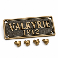 Étiquette métallique pour vêtements et accessoires, logo en alliage de zinc gaufré personnalisé avec fixation à languette, finition de surface personnalisée