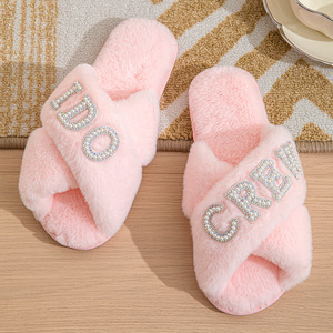 ¡Novedad de 2025! Zapatillas de felpa cruzadas con letras de perlas, bonitas zapatillas cálidas de felpa para mujer, Zapatillas de algodón para el hogar para interiores de invierno, estilo Ins - Product Image 3