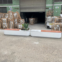 Banc d'attente en bois au design moderne avec pot de fleurs décoratif, siège lounge pour les espaces publics, intérieur et extérieur