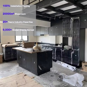 Mobili da <span class=keywords><strong>Cucina</strong></span> Modulari di Lusso Neri Opachi con Porte Smart a Sollevamento, Armadietti Completi Personalizzati per Tutta la Casa con <span class=keywords><strong>Isola</strong></span> <span class=keywords><strong>Cucina</strong></span> in Legno Impiallacciato - Product Image 1