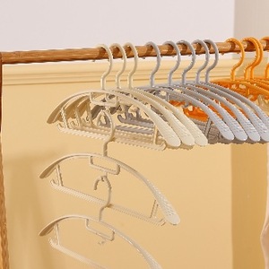 Lot de 5 cintres portables en ABS moulés par injection, à épaules larges, antidérapants, sans trace, empilables, pour l'organisation de la garde-robe - Product Image 1