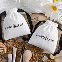 Pochette en coton sergé blanc imprimée sur mesure avec logo cœur, ruban noir, petit sac cadeau pour les faveurs de mariage