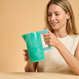 Pichet à eau en résine artisanale à motif de Noël moderne et luxueux, multicolores, écologique, incassable, compatible lave-vaisselle, pour boissons et bière - Product Image 1