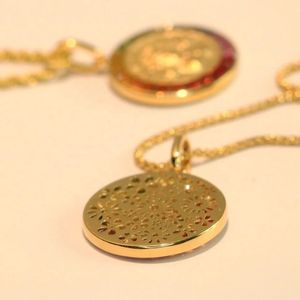 Collar Xinfly de Oro de 18K con Zafiro Natural Redondo y Colgante de Moneda de Oro - Product Image 1