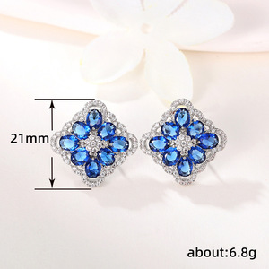 Orecchini a Perno con Rosa Blu per Donne, in Lega e Zirconi, Eleganti Accessori Floreali alla Moda per Uso Quotidiano e Feste - Product Image 3