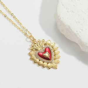 Collier avec pendentif Cœur Sacré émaillé rouge, bijoux religieux en or avec design ailes d'ange et couronne pour femmes - Product Image 6