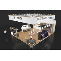 Diseño de stand de madera con techo suspendido y estructura de truss, adecuado para exposiciones en Europa y Estados Unidos.