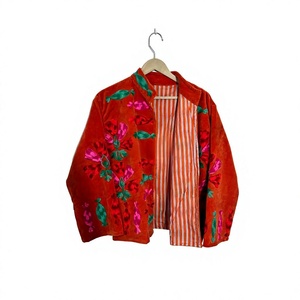 Blouson en velours rouge brodé de fleurs pour femme, col mandarin, manches longues, manteau d'automne, design brodé à la main - Product Image 1