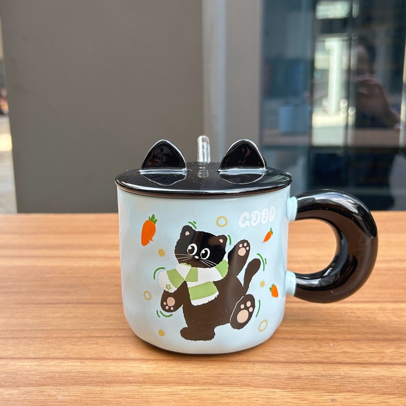 Tapa de vaso azul con pajita.
