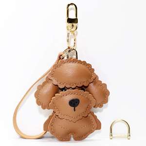 Llavero Zenos de Cuero con Forma de Oso Teddy y Hebilla de Montañismo Premium Hecha a Mano, con Decoración de Bolsa Cosida a Mano - Product Image 1