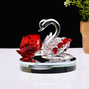 Adorno de Perfume Crystal Swan para el Tablero del Auto con Rosa Roja, Decoración para Auto, Regalo para Parejas - Product Image 1