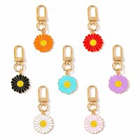 Ensemble de porte-clés marguerites multicolores, breloque fleur en émail souple, porte-clés en métal doré, pendentif de sac, accessoire de voiture, cadeau pour elle