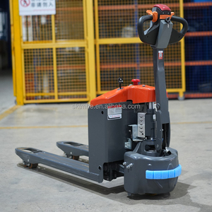 รถยกพาเลทไฟฟ้าแบบเดินตาม น้ำหนัก 1500 กก. พร้อมล้อ PU ใช้พลังงานจากแบตเตอรี่ตะกั่วกรด สำหรับการขนย้ายวัสดุในคลังสินค้า - Product Image 1