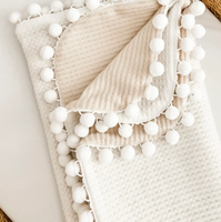 Couverture d'emmaillotage pour bébé avec pompon gaufré, couverture chaude et confortable pour bébé