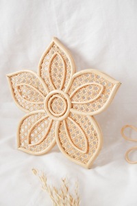 Décoration d'enfant en forme de fleur en rotin fait main - Product Image 2