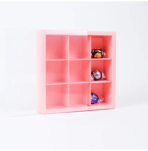 Boîte cadeau de 9 bonbons et friandises au chocolat blanc avec séparateurs en papier - Product Image 5