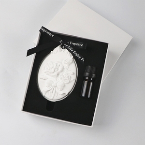 น้ำหอมปรับอากาศแบบแขวนสำหรับบ้าน กลิ่นหอมติดทนนาน รูปดอกไม้เซรามิก สำหรับรถยนต์ ตู้เสื้อผ้า  แผ่นหอมอโรมา น้ำมันหอมระเหยแบบก้านไม้หอม - Product Image 2