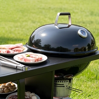 Barbecue au charbon de bois professionnel de style chariot avec grande table de préparation latérale et étagères pour les grillades en plein air