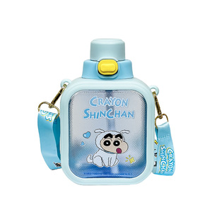 Botella de agua de plástico para niños Crayon Shinchan, forma cuadrada, a prueba de fugas, con correa para el regreso a clases - Product Image 1