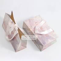 Sac cadeau en papier floral entièrement imprimé avec logo de marque en feuille d'or rose et poignée en satin pour emballage de produits de soin de la peau, cosmétiques, mariages et boutiques