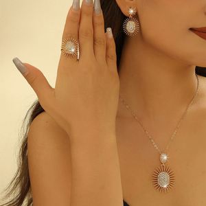Conjunto de Lujo de Tres Piezas de Acero Inoxidable para Mujer, con Colgante de Girasol Geométrico con Circonitas y Diamantes, para Bodas, Fiestas y Regalos - Product Image 1