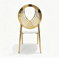 Chaise de salle à manger de mariage moderne avec cadre en acier doré, coussin blanc de luxe et dossier incurvé, idéale pour hôtel