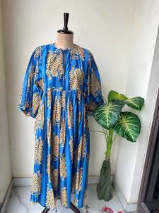Robe midi bohème à imprimé tigre 100% coton, impression numérique écologique, col profond avec fermeture à cordon - Product Image 4