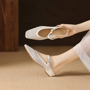 Sandalias retro de malla perforada - sencillas y versátiles, tacón sólido, correa frontal con punta hueca en la parte posterior. - Product Image 3