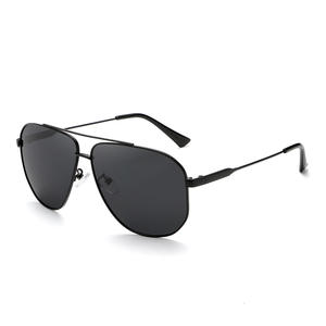 Lunettes de soleil aviateur Greyjack, monture en métal noir, polarisées, protection UV400, style unisexe - Product Image 4