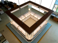 Vitrine de présentation de bijoux personnalisée moderne en acier inoxydable, bois et verre, éclairée par LED, robuste et étanche