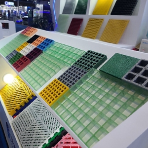 Grille moulée en fibre de verre anti-corrosion 38*38*38mm pour pont de parc de passerelle de plancher d'usine - Product Image 1