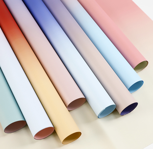 Papel de Envoltura para Ramos de Flores ZeXiang, Diseño de Rayas Arcoíris, Recubierto de PE de Lujo, Impermeable por un Lado, Hecho en China - Product Image 3