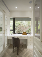 Dressing de Luxe avec Coiffeuse, Système de Rangement Personnalisé et Meuble de Toilette pour Chambre Parentale