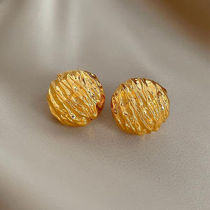 Pendientes de tuerca circulares elegantes para mujer, estilo Vintage, líneas irregulares, moda geométrica, exquisito regalo de fiesta, hecho principalmente en latón - Product Image 6